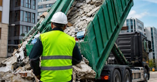 Вывоз строительного мусора в Лесозаводске: услуги лицензированной компании — ПроМусор